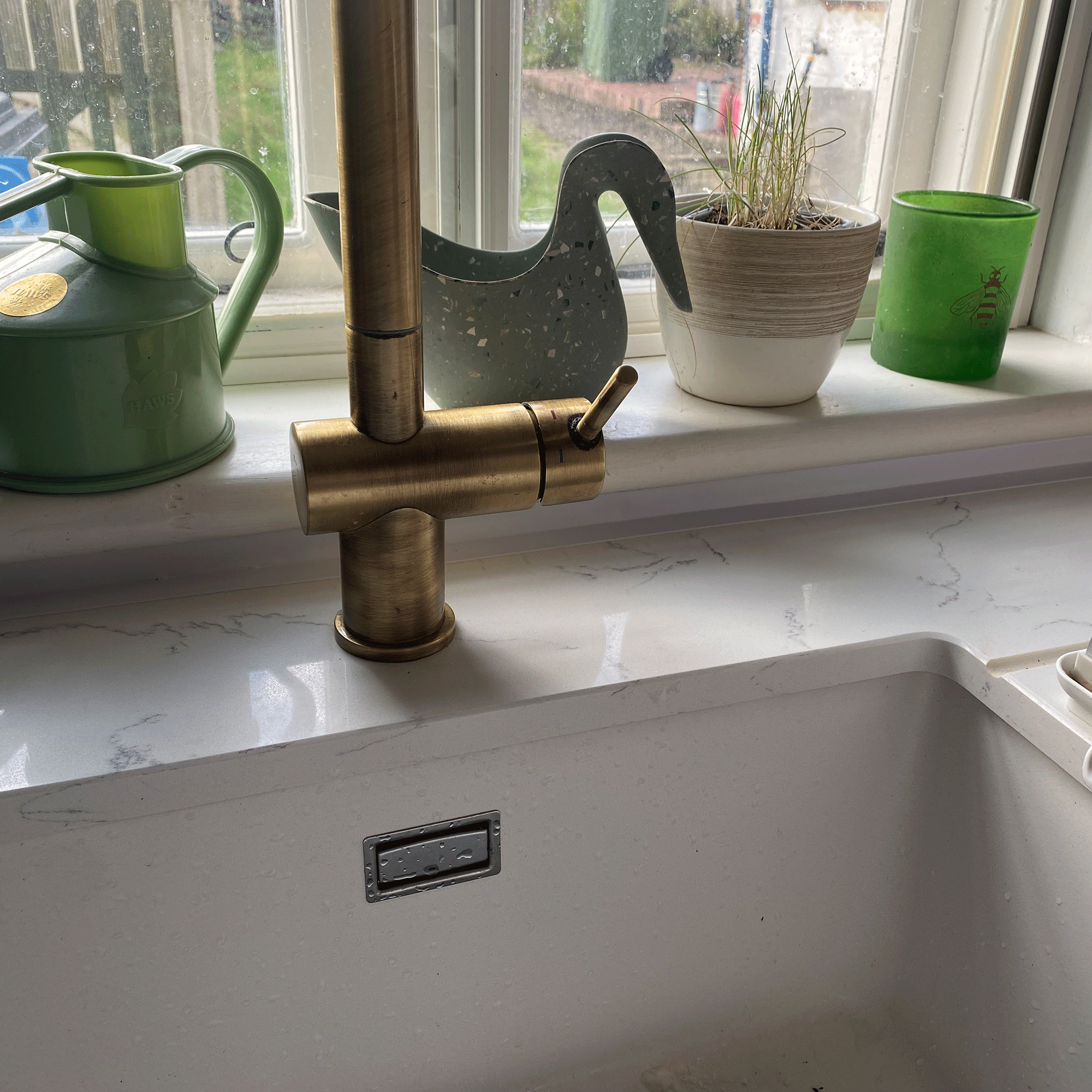 White kitchen sink with gold tap 
