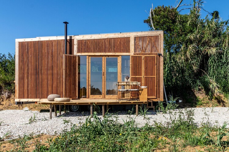 Between Wood Craftsmanship and Small-Space Design: Discovering the Work of Madeiguincho in Portugal - More Images