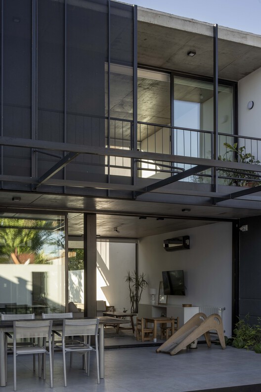 Olivos House / Estudio GLAD - Interior Photography, Kitchen, Door, Balcony, Concrete, Courtyard