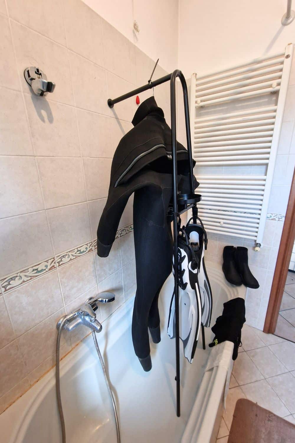 The Surprisingly Stylish Way to Dry Your Wetsuit in a Tiny Apartment 15 bathtub drying rack for scuba wetsuit