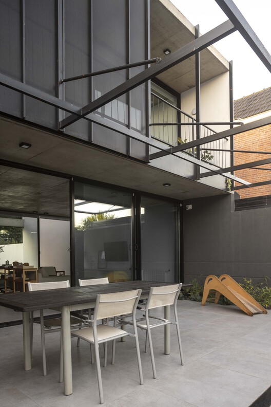Olivos House / Estudio GLAD - Interior Photography, Balcony, Chair, Courtyard