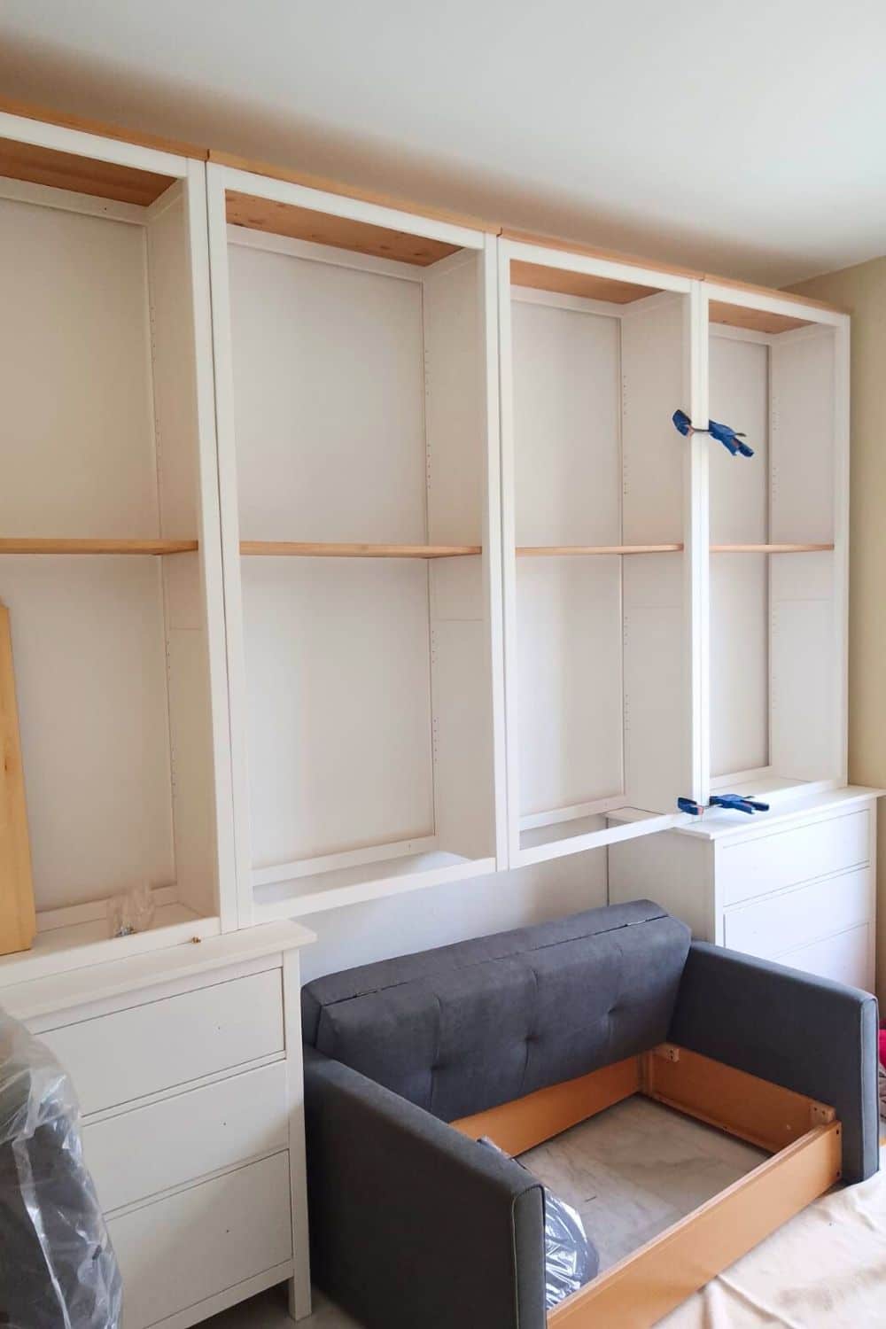 How to Combine a Guest Room and Office With One Stunning IKEA Hack 13 office guest room ideas using hemnes bookshelves built ins above the sofa bed