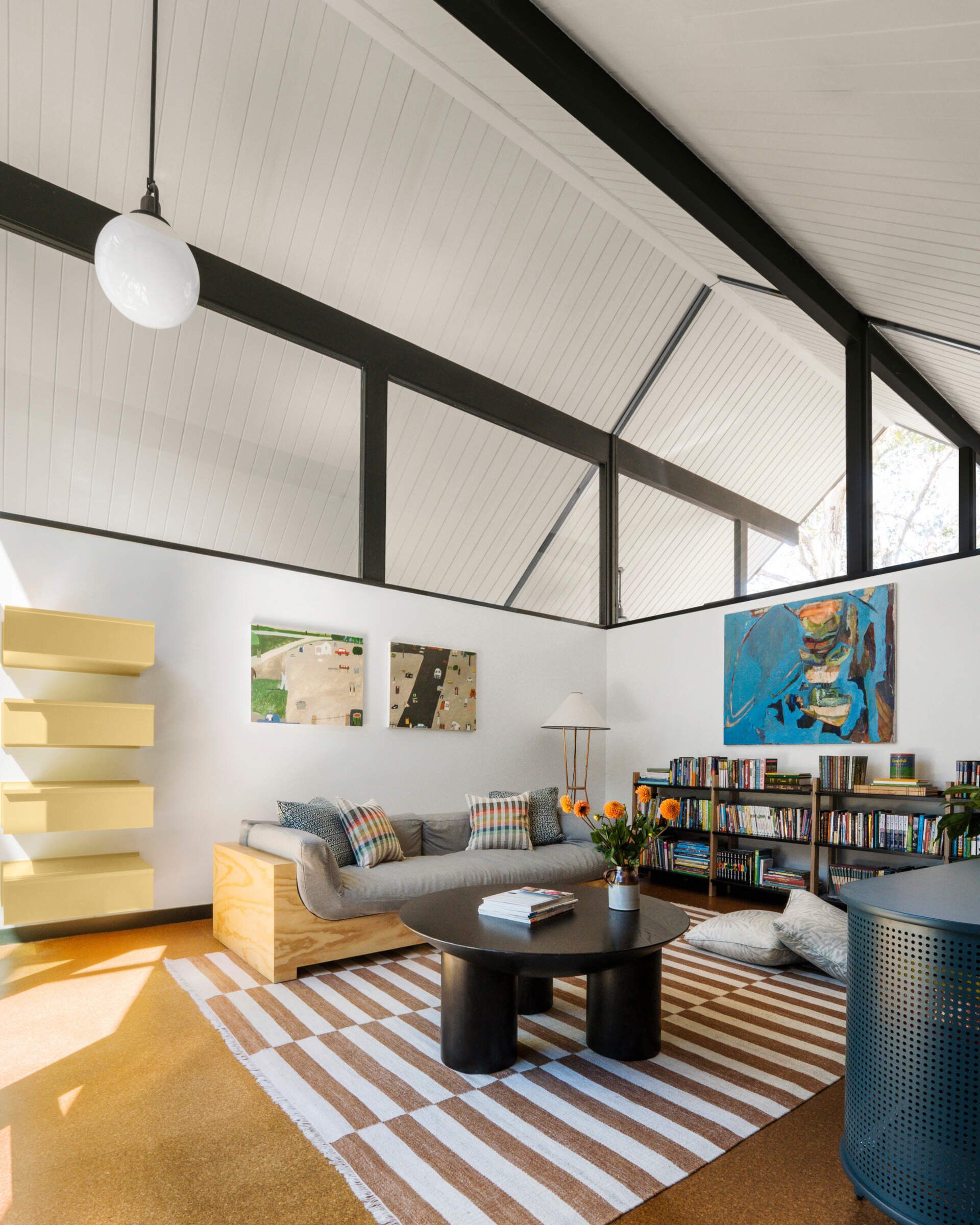 In a dedicated project room, a wall-mounted storage system, inspired by artist Donald Judd, reflects Carlson’s attention to sculptural form and practical design. The space invites experimentation while maintaining visual order.