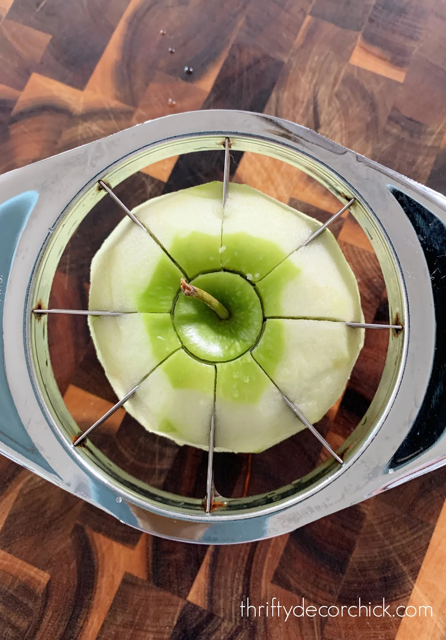 Handheld apple slicer/corer