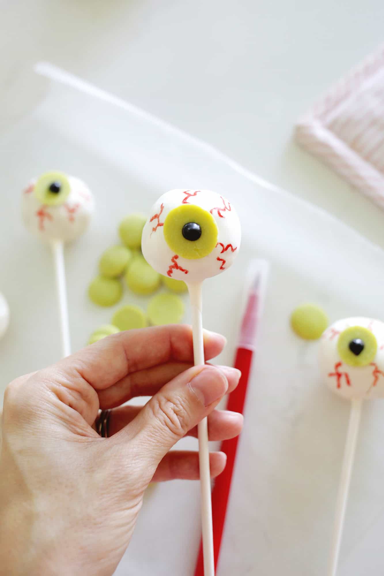 halloween eyeball cake pop