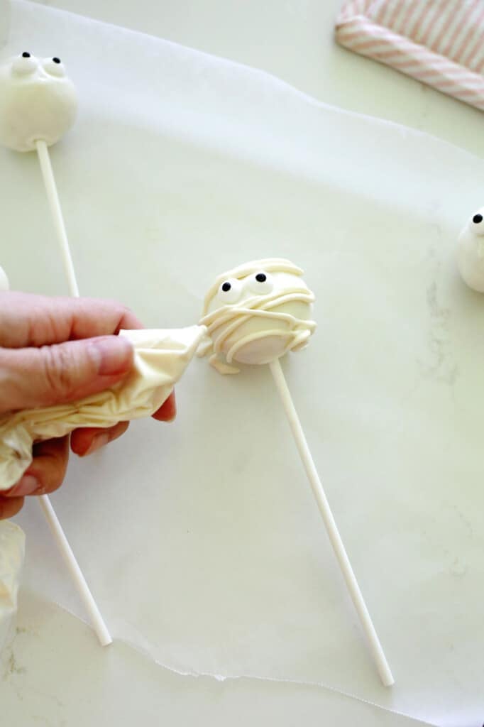 making a mummy halloween cake pop