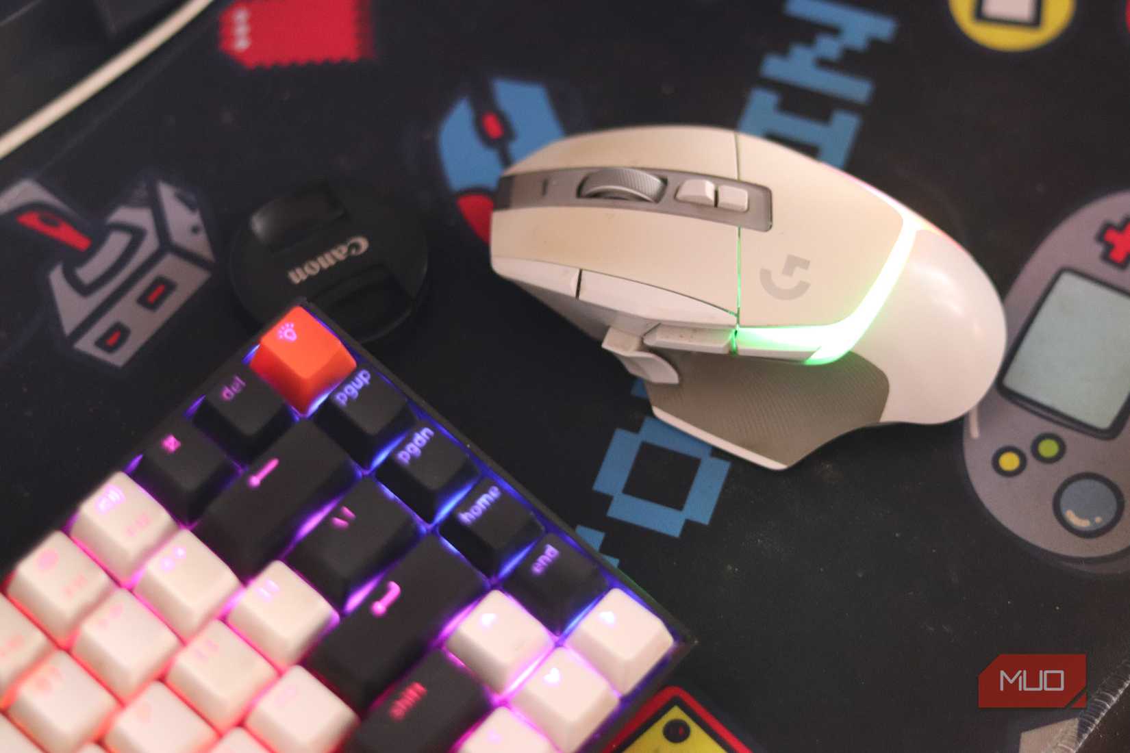 White keyboard and mouse kept on a desk