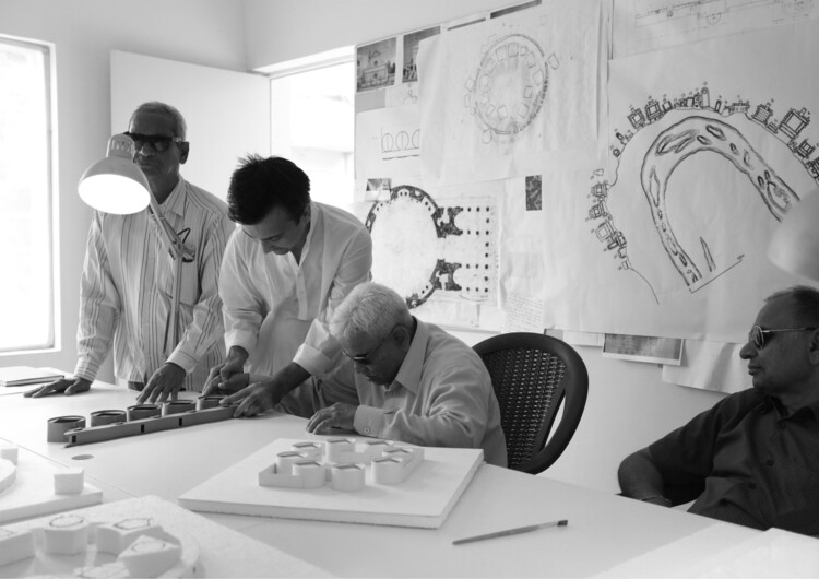 Architects as Mediators: Three Cases of Dialogue Between Communities, Governments, and Businesses in the Global South - Image 16 of 17
