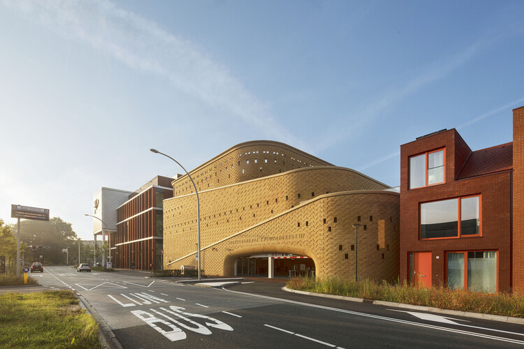 Parking Garages: Antithesis or Opportunity for 21st-Century Urbanism? - More Images
