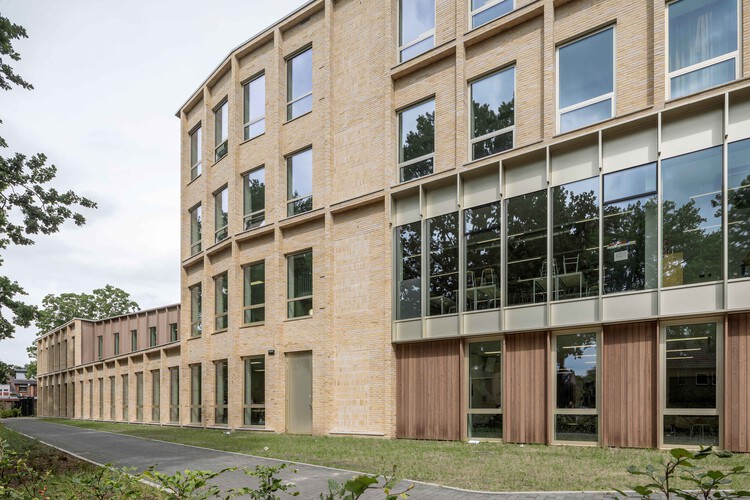 Het Streek Lyceum School / Atelier van Berlo + Ector Hoogstad Architecten - More Images