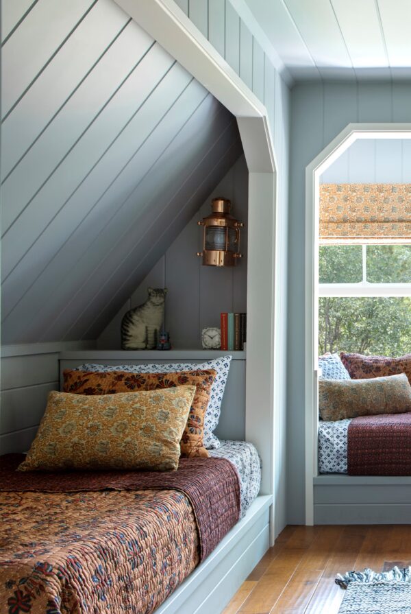 layer texture in guest room